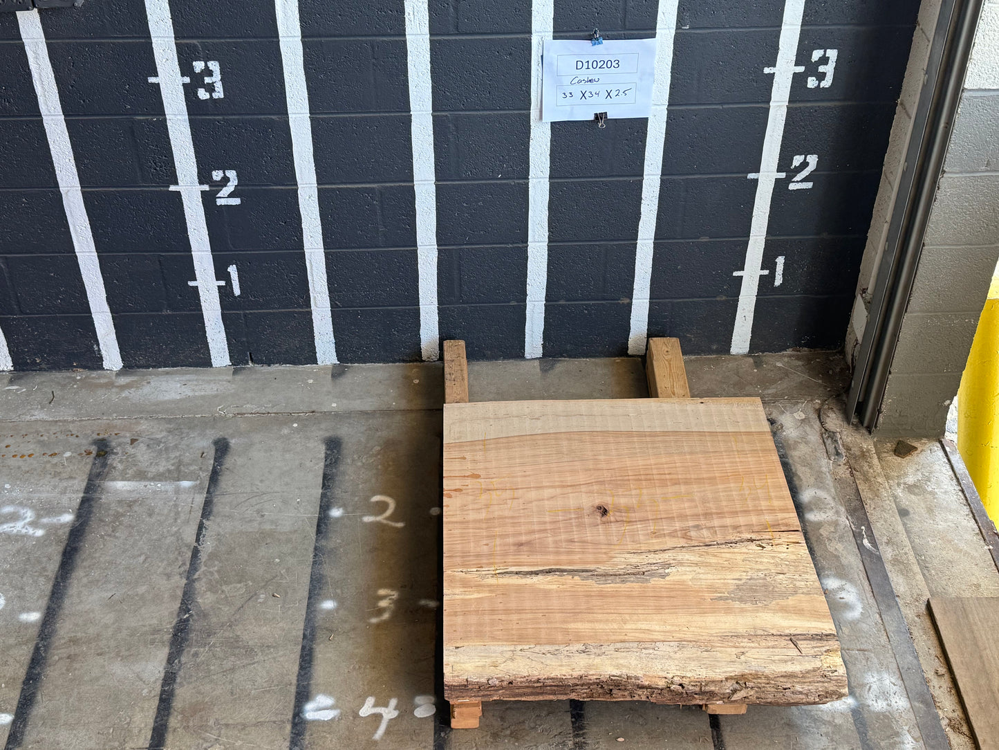 10/4 Cashew <br> 33" x 34" x 2.5" <br> D10203