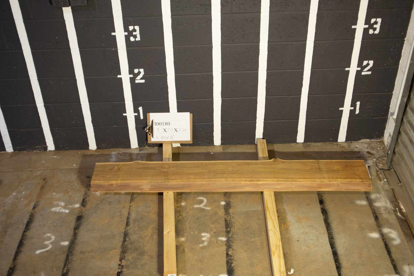 Laurel <br> 70" x 9" x 2.25" <br> I00180