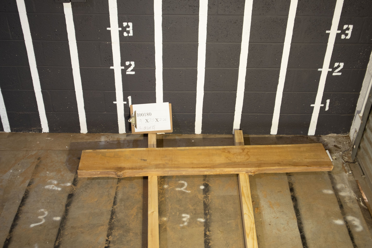 Laurel <br> 70" x 9" x 2.25" <br> I00180